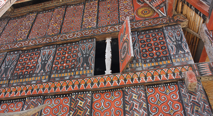 Tana Toraja, Palawa, painted front of a tongkonan (6823231508)